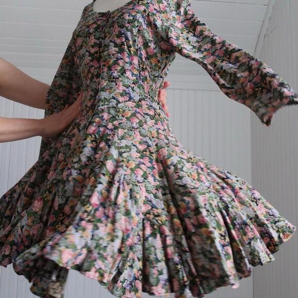 The cutest 90s floral print rayon mini dress